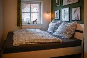 AitBnB Gästezimmer mit Bett und Duschbad auf Hof Ohana